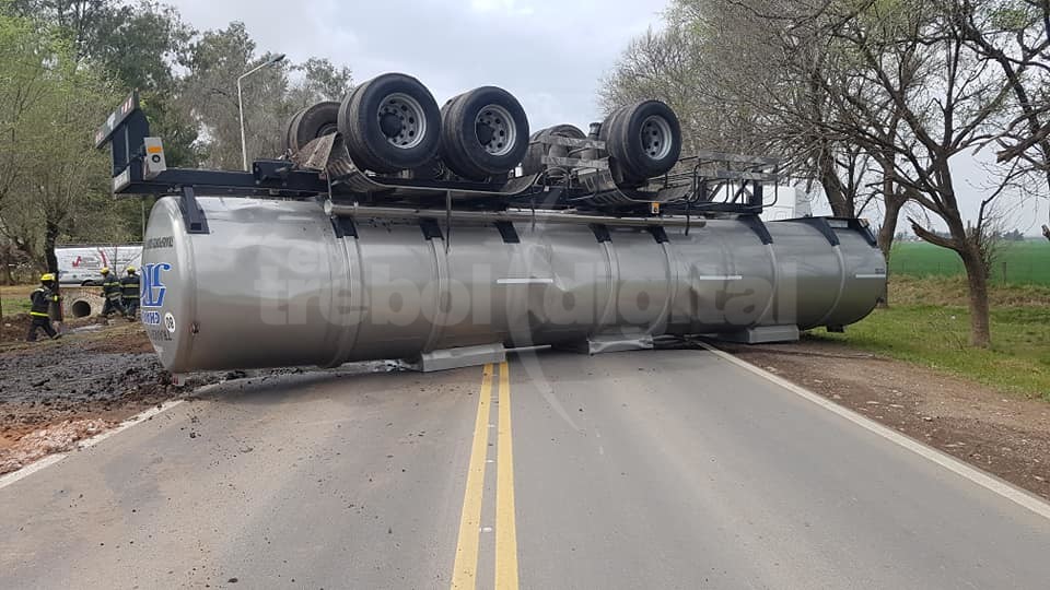 Espectacular Vuelco En El Trebol Un Cisterna Tumb En Ruta Y